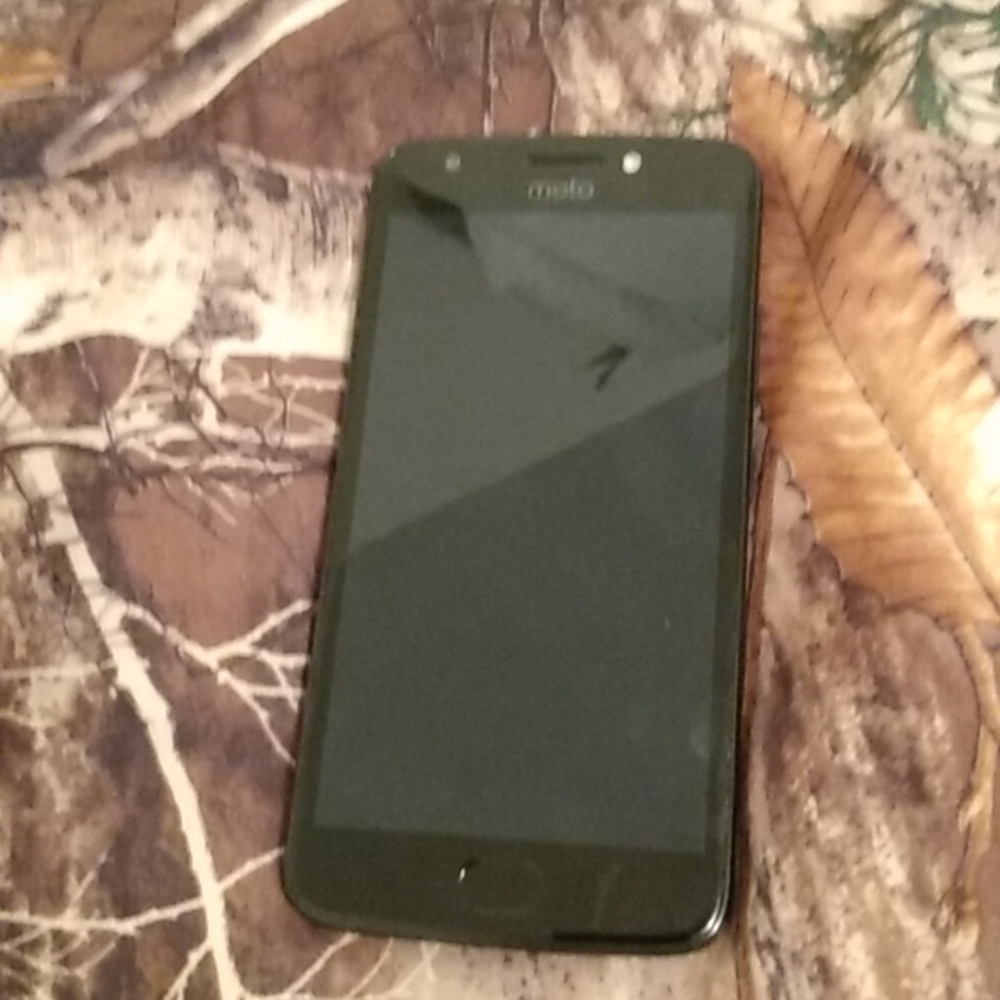 Verizon Moto black 5 5/8 in length - 3 4/4 in width